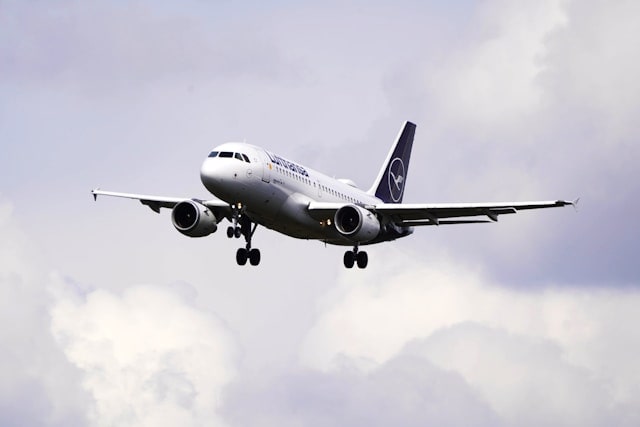Image of an aeroplane in descent